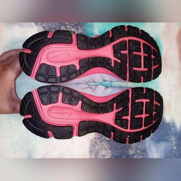 Woman's Nike Running Shoes - Picture 4 of 5